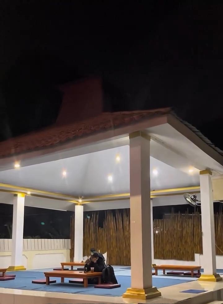 Santai Lesehan Menikmati Kopi & Cemilan